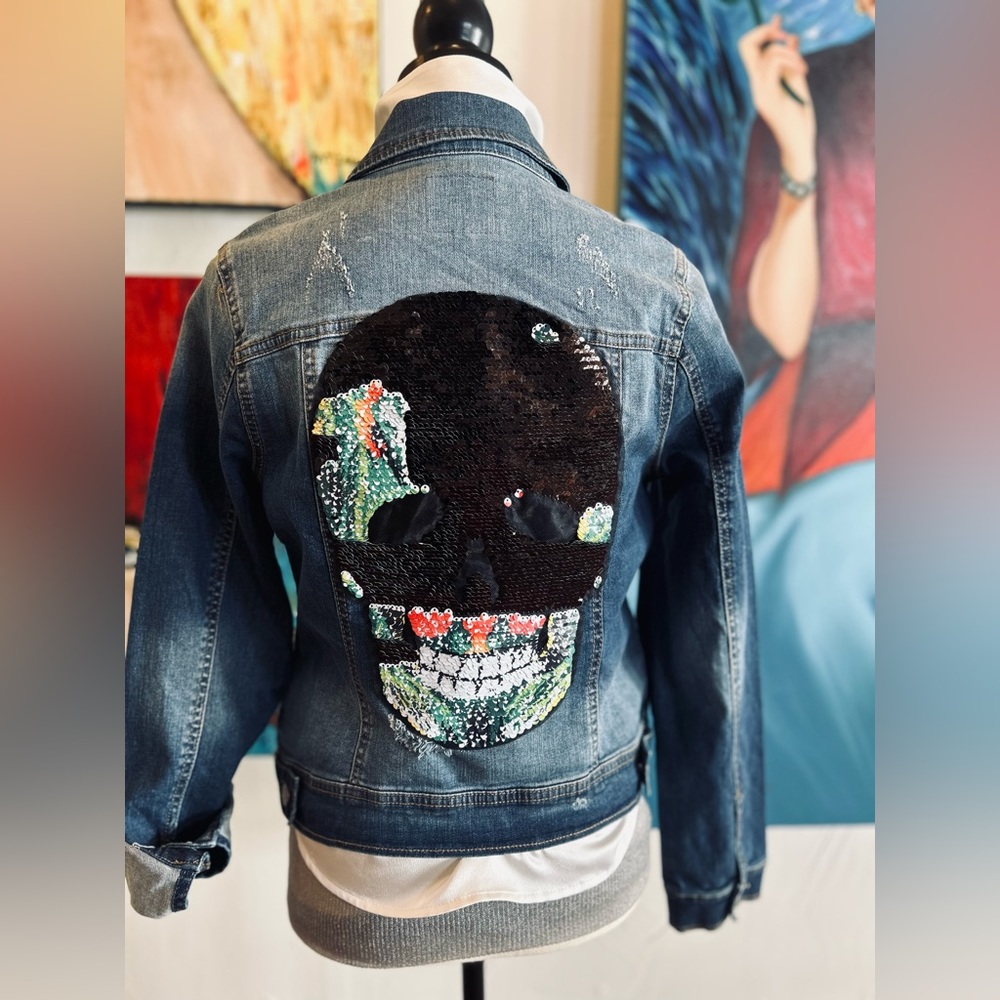 Denim jacket with skull design made with sequins.